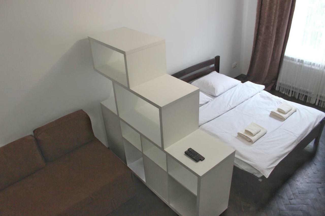 по вулиці голубовича 42 біля вокзалу комфортна повноцінна стильна Apartment Lviv