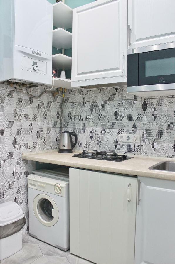 по вулиці голубовича 42 біля вокзалу комфортна повноцінна стильна Apartment Lviv
